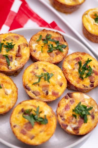 These bacon and egg breakfast muffins with a hash brown crust from mooreorlesscooking.com are a great, quick and easy breakfast recipe that you can make at the beginning of the week and heat up and eat all day long! Also a perfect brunch recipe or food for a toddler. via @Mooreorlesscook Egg Hashbrown, Hash Brown Muffins, Egg Breakfast Muffins, Bacon And Egg Breakfast, Low Carb Blueberry Muffins, Honey Cornbread Muffins, Low Carb Biscuit, Easy Breakfast Recipe, Hash Brown