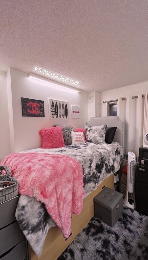 Simple Organization Ideas Bedroom, Pink Dorm Room Ideas For Girls College, Pink And Black Dorm Room Ideas, Hbcu Dorm Room Ideas, Luxury Dorm Room Ideas, Pink College Dorm Room Ideas, Dorm Room Inspo Aesthetic, Pink Dorm Room Ideas, Dorm Bedroom Decor