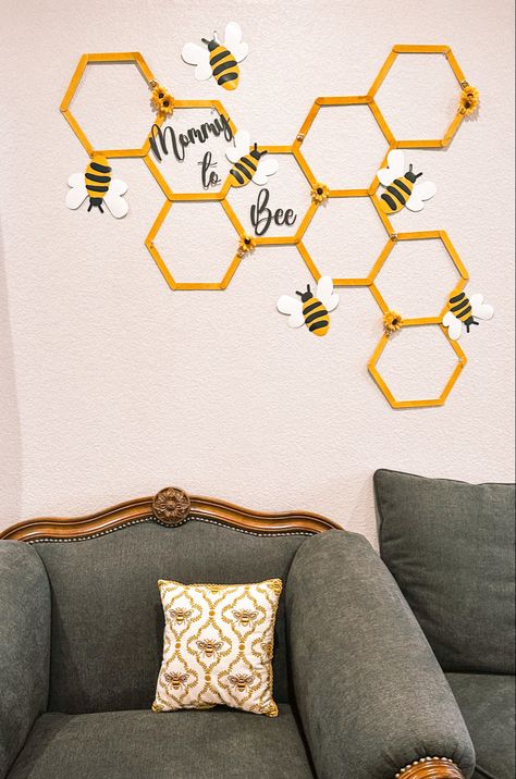 Bee Popsicle Stick Craft, Diy Bee Themed Party Decorations, Honeycomb Diy Decoration, Diy Bee Theme Decor, Bee Diy Decor, Diy Bee Hive Decoration, Bee Photo Booth, Diy Bee Decorations, Honey Bee Decorations