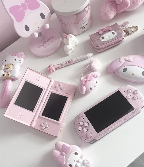 Yamikawaii Aesthetic, Sanrio Core, Cute Tech, Sony Psp, Retro Gadgets, Kawaii Core, Pink Girly Things, Hello Kitty Items, Kawaii Aesthetic