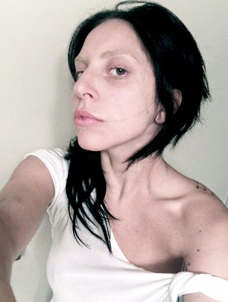 Lady Gaga goes without makeup and has a new hair color! Lady Gaga Without Makeup, Lady Gaga Face, Celebs Without Makeup, Celebrity Selfies, Makeup Before And After, Bare Face, Cameron Diaz, Photo Makeup, Celebrity Beauty