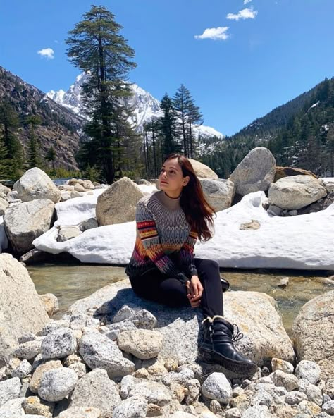 Shimla Manali Photography, Khajjiar Himachal Photography, Rishikesh Photography Poses, Kufri Shimla Photography, Shimla Photography Poses, Himalaya Mountains Photography, Shimla Outfit Ideas Women, Poses In Manali, Manali Photo Ideas