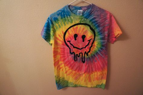 Tye Dye Stay Trippy JCS copyright 2013 by tragicyouth on Etsy, $18.00 Seapunk Outfit, Wacky Fashion, Rave T Shirt, Tie Dye Smiley Face, Trippy Clothes, Tie Dye Patterns Diy, Nostalgia 2000s, Diy Tie Dye Shirts, Geeky Clothes