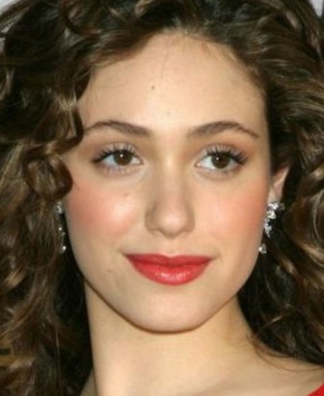 emmy rossum in dramatic gamine ingenue makeup Dramatic Essence Makeup, Dramatic Gamine, Match The Shapes, Ingenue Essence, Dramatic Essence, Romantic Essence, Great Makeup, Prettiest Celebrities, Essence Makeup