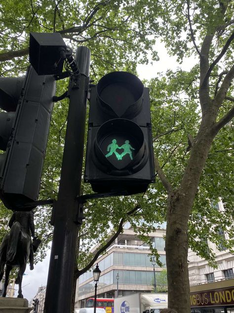 London Traffic, Lighting Uk, Traffic Lights, Uk Destinations, London Bus, London Street Style, Traffic Light, Green Lantern, City Lights