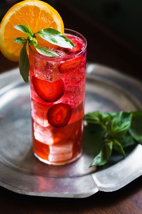 This Strawberry Gin Fizz is fruity & herbaceous with a current of bright strawberry-orange flavor, a slight peppery undertow, and refreshing basil aroma. Gimlet Recipe Gin, Diy Cocktail Recipes, Gimlet Recipe, Best Gin Cocktails, Strawberry Gin, Raspberry Cocktail, Fall Cocktails Recipes, Gin Tasting, Diy Cocktails