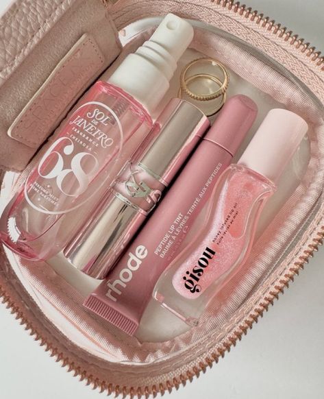 Pink Gift Bag, Gift Bag Ideas, Preppy Makeup, Makeup Bag Essentials, Sephora Skin Care, Best Skin Care Routine, Perfect Skin Care Routine, Fancy Makeup, Pretty Skin Care