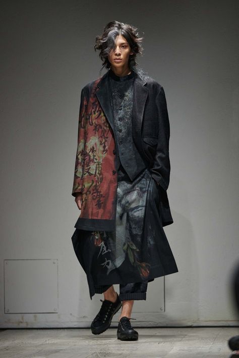 Samurai Fashion, Yohji Yamamoto Menswear, 2023 Menswear Fashion Show, Japanese Fashion Designers, Menswear Fashion Show, Spring Summer 2023, Japanese Streetwear, Miuccia Prada, Menswear Fashion