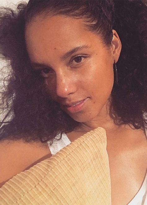 Alicia Keys No Makeup: Why Did Alicia Keys Stop Wearing Makeup? | BEAUTY/crew Alicia Keys No Makeup, Celebrities Without Makeup, Makeup Free, Tyler Posey, Alicia Keys, No Makeup, Beauty Hacks Video, Daniel Radcliffe, Avril Lavigne