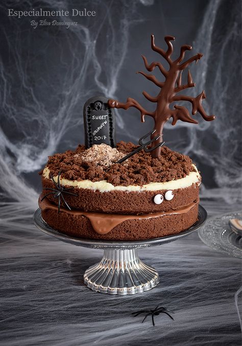 Especialmente Dulce: Tarta tres chocolates para Halloween (Sin gluten) Halloween Tårta, Basic Cupcake Recipe, Halloween Themed Desserts, Spooky Cake, Postres Halloween, Recetas Halloween, Cake Halloween, Dulces Halloween, Halloween Fruit