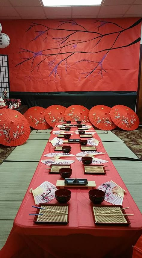 Japanese Decor Ideas Party, China Classroom Decorations, Asian Dinner Party Decorations, Japan Themed Party, Japanese Celebrations, Japanese Theme Parties, Asian Party Themes, Japan Party, Chinese Christmas