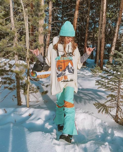 Spring Snowboarding Outfit, Womens Snowboarding Outfits, Jersey Over Hoodie, Cool Snowboarding Outfit, Surfskate Aesthetic, Snowboard Fits, Ski Outfit Aesthetic, Cute Fall Outfits Casual, Cute Snowboarding Outfits