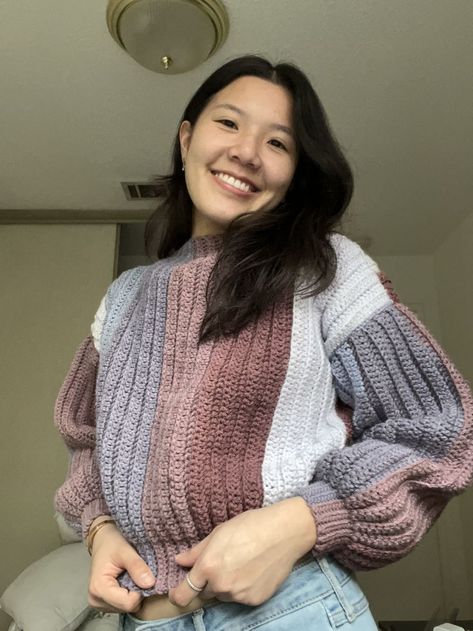 Here is another pullover sweater tutorial for you all! This one is super fun, easy, and quick to make! This ribbed, cozy sweater is made up of four separate pieces that are slip stitched together, so I could avoid sewing. This size of this sweater is easy to adjust! The length of the sleeves can be made shorter or longer and the length and width of the body of the sweater can also be made shorter or longer. The neck portion can also be made longer to create a turtleneck! Crochet Ribbed Sweater, Ribbed Sweater Pattern, Trendy Crochet Tops, Sweater Crochet Patterns, Crochet Pullover Pattern, Sweater Tutorial, Ribbed Crochet, Crochet Blouses, Crochet Kimono