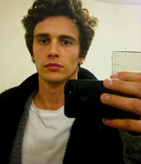 James Franco Selfie, James Franco 90s, British Boys Aesthetic, Actor Pfp, Young James Franco, Face Selfie Ideas, James And Dave Franco, Franco Brothers, Celeb Men