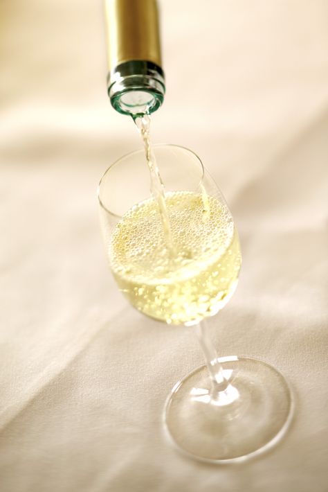 Los riesgos para la salud de beber demasiado vino blanco al día Champagne, Tableware, Glass