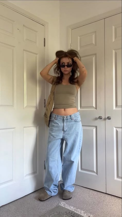 Blue Jean Aesthetic Outfits, Baggy Jeans Simple Outfit, Birkenstock Outfit Clog Style, Baggy Jeans Outfit Summer Casual, Birkenstock Clogs Outfit Aesthetic, Outfit With Birkenstocks Boston, Jeans Birkenstocks Outfits, Jeans With Birkenstock Clogs, 90’s Baggy Jeans