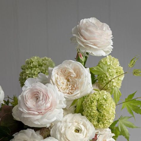 Large Peony Bouquet, Hellebore Flower Bouquet, Green White Bridal Bouquet, March Flowers Wedding, White Ranunculus Wedding Bouquet, Peonies And Ranunculus Bouquet, Ranunculus Wedding Centerpieces, Green And White Flower Arrangements, White Ranunculus Bouquet