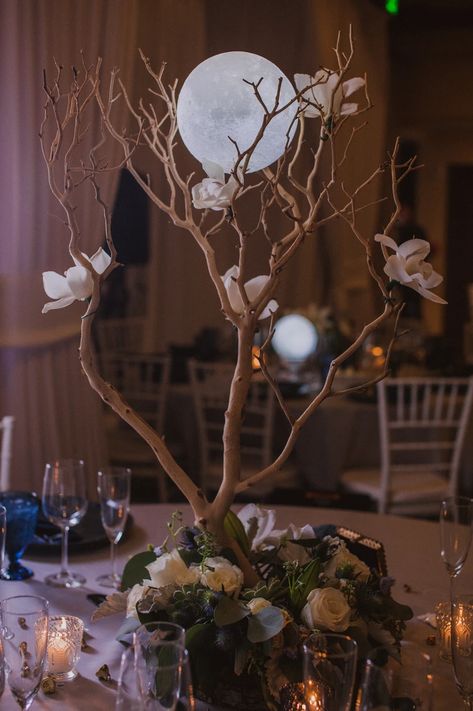 Moon Theme Wedding Decoration, Sun And Moon Centerpieces, Space Wedding Centerpieces, Stars Align Wedding, In The Stars Wedding Theme, Moon Themed Centerpieces, Moon Wedding Decorations, Eclipse Wedding Theme, Moon Wedding Centerpieces