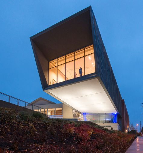 New museum wing by Ennead cantilevers over the landscape Cantilever Architecture, Church Design Architecture, Facade Lighting, Structure Architecture, New Museum, Brick Building, Facade Architecture, Art Event, Architectural Inspiration