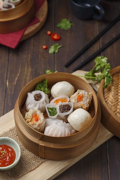 Dimsum Platter Ideas, Food Photography Chinese, Dim Sum Photography, Chinese Food Photography, Menu Photoshoot, Asian Food Photography, Food Videography, Beverage Photography, Dark Food Photography