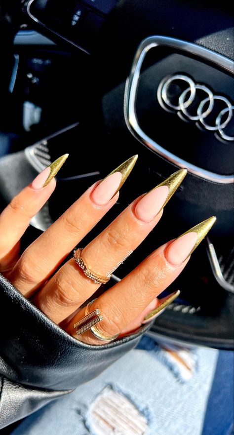 Holiday Stiletto Nails, Gold Chrome Nails French, Nails Gold Tips, Pink And Gold Chrome Nails, Gold Chrome Tips Nails, Gold Nail Tips French, Stiletto Fall Nails Designs, Gold Nails Chrome, Gold Chrome Tips