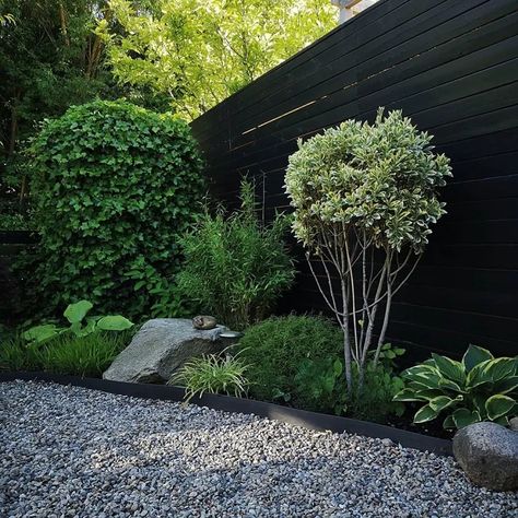 Modern Landscaping Front Yard, Xeriscape Front Yard, Moderne Have, Black Fence, Hillside Landscaping, Have Inspiration, Outdoor Gardens Design, Patio Landscaping, Courtyard Garden