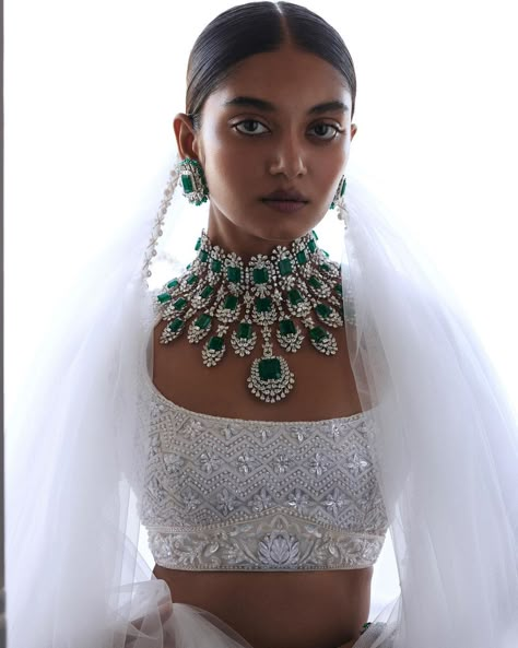 Designer Wedding Jewelry, Colors Combinations, Autumn Jewelry, American Diamond Jewellery, Diamond Necklace Designs, Jewelry Photoshoot, Manish Malhotra, Indian Bridal Fashion, Indian Jewelry Sets