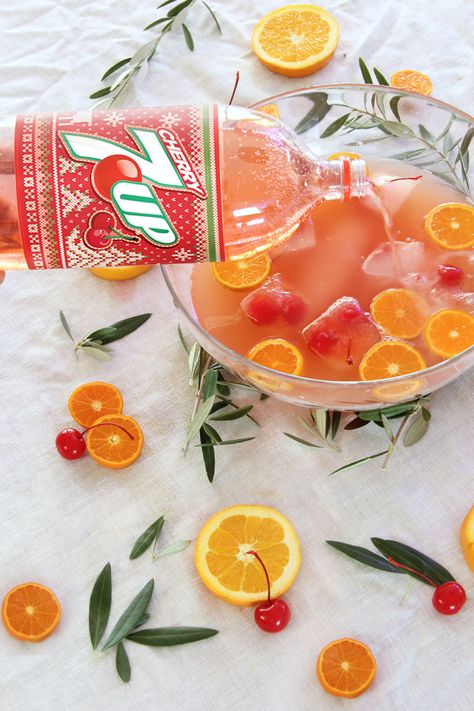 Holiday Cherry 7UP® Punch Recipe - A Bubbly Life Alcoholic Punch Recipes Vodka, Punch Bowl Recipes, 7up Punch, Holiday Punch Bowl, Vodka Punch, Thanksgiving Punch, Holiday Punch Recipe, Bowl Cocktails, Flavored Waters