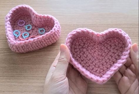 In this blog post, you will see how to make a cute heart-shaped basket. It's very easy to make, and it's great for your desk or bathroom decor. You can store jewelry, lipsticks, candy, or even stitch markers. Heart Box Crochet, Mini Heart Basket Crochet, Crochet Heart Jewelry Dish, Crochet Jewelry Dish Free Pattern, Crochet Jewelry Box Pattern Free, Crochet Trinket Tray Free Pattern, Crochet Trinket Dish Pattern, Crochet Jewelry Tray, Crochet Heart Basket