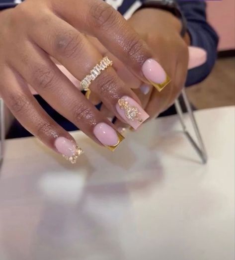 Birthday Nails Pink And Gold, Short Golden Nails, Green And Gold Nail Designs Short, Short Square Acrylic Nails Gold, Pink And Gold Birthday Nails, Baby Pink And Gold Nails, Birthday Nails Gold, Gold Nails Prom, Gold Toe Nails