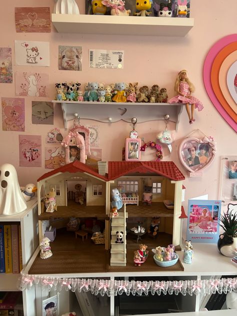 Sylvanian Storage Ideas, Calico Critters Organization, Calico Critters Nursery, Calico Critter Shelf, Calico Critters Collection Display, Calico Critters Display Ideas, Sylvanian Families Storage, Calico Critters Collection, Sylvanian Families Display