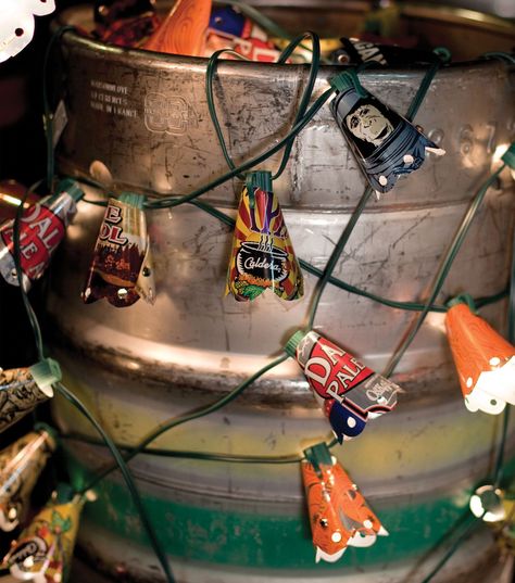 Beer Can String Lights, Beer Can Art, Beer Crafts, Soda Can Art, Soda Can Crafts, Diy Recycled Projects, Diy Beer, Aluminum Can Crafts, Patio String Lights