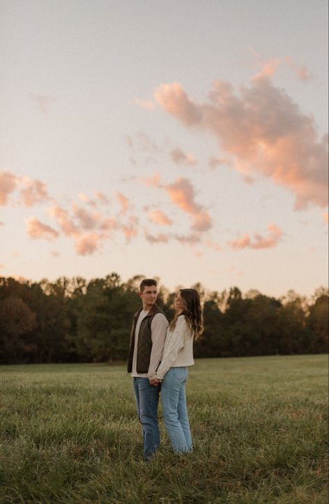 @elliepiercephotography Spring Couples Photoshoot Outfits Casual, Outdoor Engagement Photos Spring, Engagement Photos Same Height, Engagement Photo Ideas Spring, Professional Couple Photos, Couples Photoshoot Casual, Couple Field Photoshoot, Sunset Couple Pictures, Engagement Pictures Spring