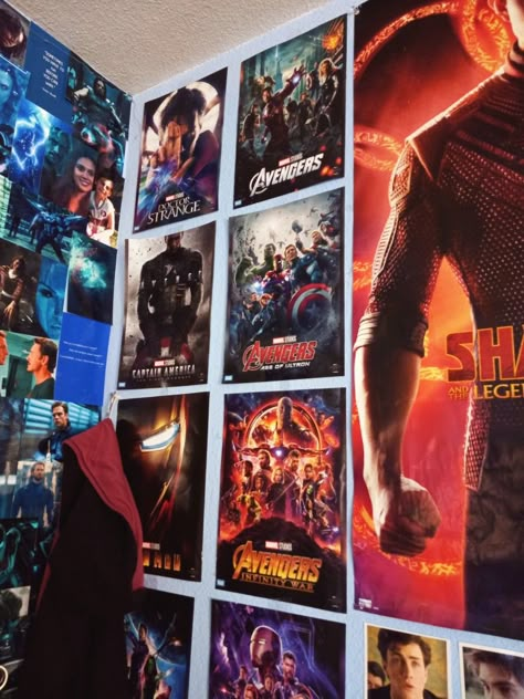 Marvel Poster Wall Bedroom, Marvel Room Posters, Geek Room Aesthetic, Marvel Decorations Room, Nerdy Room Aesthetic, Room Ideas Marvel, Marvel Girl Aesthetic, Nerd Bedroom Aesthetic, Marvel Fan Aesthetic