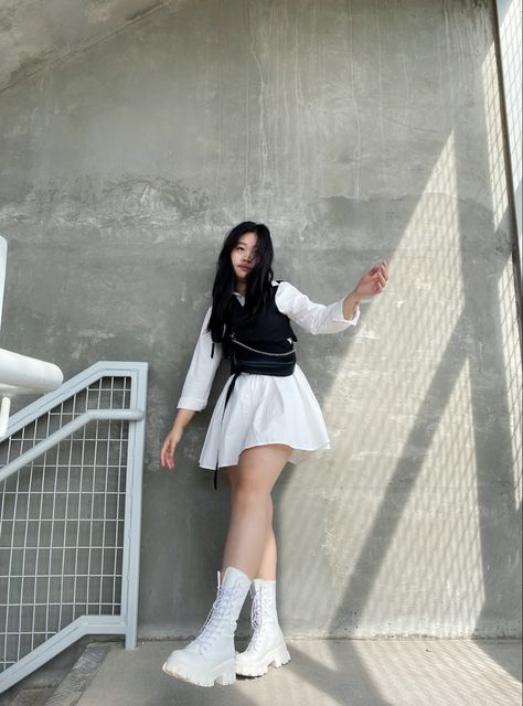 Skirt Kpop Outfits, Korean All White Outfit, White Skirt Korean Outfit, Aesthetic Genz Outfits, Kpop Boots Outfit, White Boots Outfit Ideas, Korean Outfits Casual Skirts, White Skirt Outfit Ideas Short, Boots Outfit Korean Style