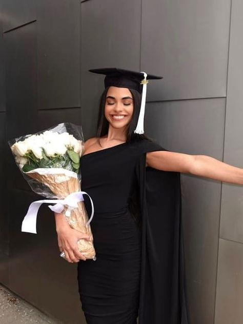 graduation outfit idea: simple black body con dress Grad Party Outfit, Graduation Photography Poses, College Graduation Pictures, Grad Pic, Graduation Pics, Grad Photoshoot, Graduation Picture, Graduation Photography, Graduation Photoshoot