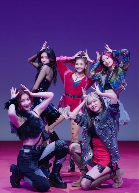 Itzy loco wallpaper for you Itzy Concert Outfit Ideas, Itzy Songs, Itzy Concert Outfit, Loco Itzy, Cake Shoot, Itzy Concert, Itzy Loco, Kpop Concert Outfit, Kpop Concert