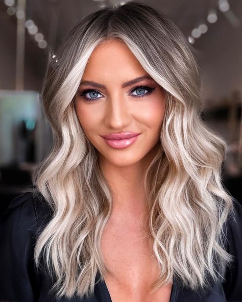 Sandy Blonde with Silver Face Framing Dark Brown Hair Transition To Blonde, Fall Blonde Hair, Icy Blonde Hair, Silver Blonde Hair, Money Piece, Silver Hair Color, Silver Blonde, Blonde Hair Inspiration, Blonde Hair Looks