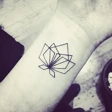 Tattoo Lotus Flower, Lotusblume Tattoo, Tattoo Lotus, Flower Geometric, Lotus Tattoo, 1 Tattoo, Flower Tattoo Designs, Small Tattoo, Skin Art