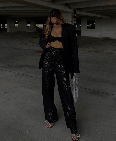 Sparkly Pants Outfit, New Year Party Outfit Winter, Neutral Style Fashion, Outfit Soiree, Bling Outfits, Holiday Outfit Inspo, Outfit Inspo Winter, Effortless Chic Style, Sparkly Outfits