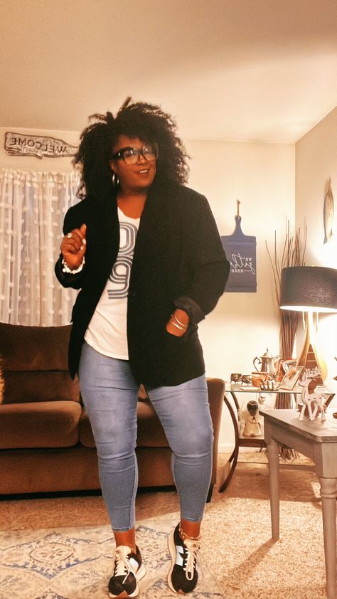 Fall Clothes Ideas For Black Women, Dressing Over 40 Clothes Classy, Work Outfits With Sneakers Plus Size, Fall Outfits Casual Comfy Black Women, Plus Size Concert Outfit With Sneakers, Black Women Fashion Outfits, Cute Tshirt Outfits Winter, Wide Leg Cargo Pants Outfit Plus Size, Different Styles Fashion Plus Size