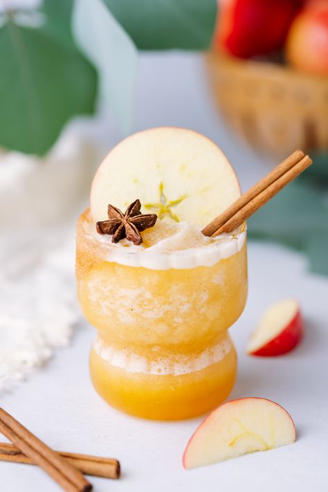 Frozen Apple Cider Mockarita Frozen Apple Cider, Cider Alcohol Drinks, Apple Cider Alcohol, Boozy Apple Cider, Frozen Apple, Cranberry Pumpkin, Cocktails Vodka, Easy Mocktail Recipes, Cider Drinks