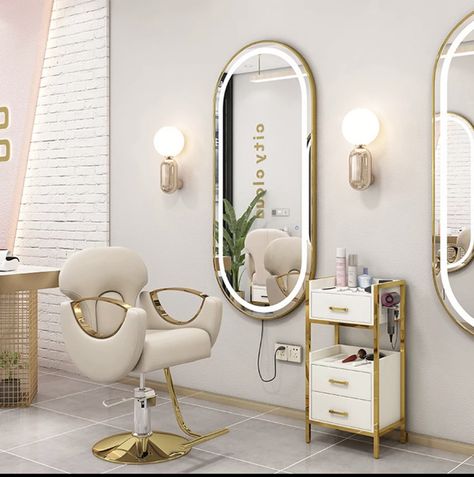 Luxury Home Hair Salon, Cream And Gold Salon Decor, Styling Chairs For Salon, Gold Salon Ideas, Aestethic Beauty Salon, Styling Chairs Salon, Salon Chairs Ideas Furniture, White And Gold Salon, Salon Chairs Ideas