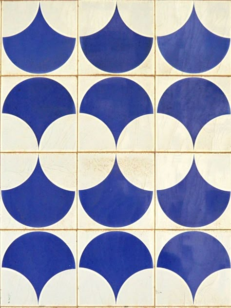 Tile Pattern Design, Blue And White Tile, Ouzo, Soyut Sanat Tabloları, Tile Inspiration, Beautiful Tile, Tile Patterns, Tile Design, Quilt Inspiration