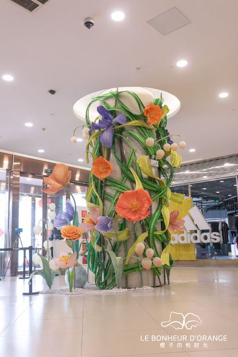 Life Size Flowers, Spring Set Design, Plants Exhibition, Spring Installation, Flower Props, Flower Furniture, Mall Decor, Large Flower Arrangements, Spring Window