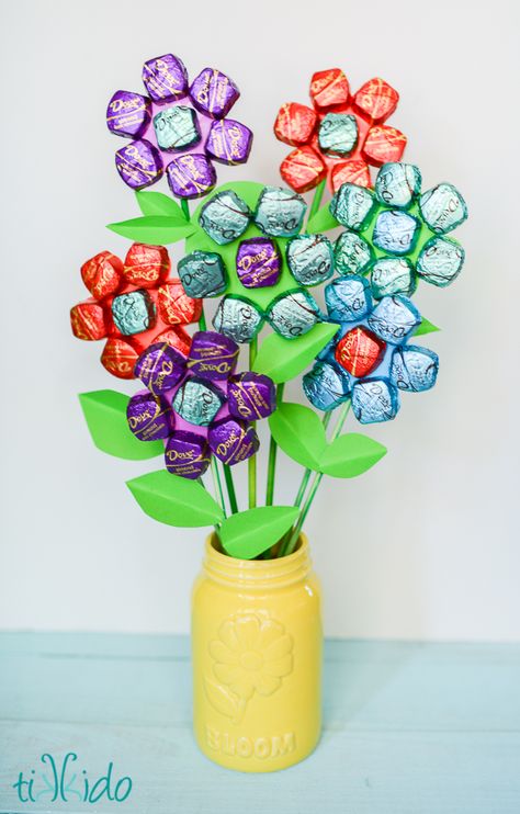 Easy Mother s Day Spring Chocolate Bouquet *Teacher Appreciation or Thank You gift idea Elegant Crafts, Bouquet Chocolate, Homemade Gifts For Mom, Bouquet Tutorial, Mother's Day Bouquet, Candy Flowers, Diy Gifts For Mom, Candy Crafts, Diy Mothers Day Gifts