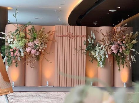 Simple Backdrop Ideas, Event Space Decor, Peach Gold Wedding, Small Stage, Simple Backdrop, Reception Stage Decor, Photo Booth Design, False Wall, Wedding Background Decoration