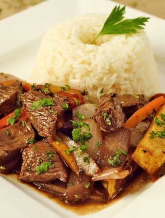 Limo Saltado, Lomo Saltado Recipe Peruvian, Lomo Saltado Recipe, Steak Dinner Sides, Peruvian Style, Peruvian Dishes, South American Recipes, Lomo Saltado, Crispy French Fries