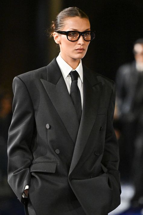 Bella Hadid Runway, Ysl Runway, 2025 Aesthetic, Woman In Suit, Fashion Bella, Tomboy Chic, Work Fits, Bella Hadid Style, Bella Hadid