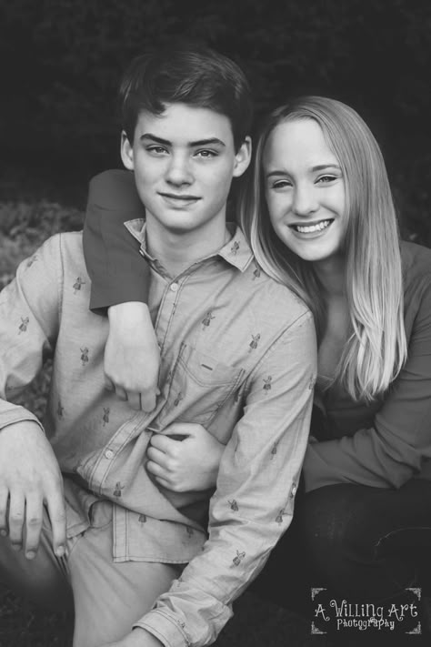 Brothers And Sisters Photography, Sibling Picture Poses Teenage, Sister With Brother, Teenage Sibling Photo Shoots, Photo Ideas For Brother And Sister, Poses For Teenage Siblings, Teenage Sibling Poses Photography, Twins Photoshoot Ideas Sibling Poses, Brother Sister Photoshoot Ideas